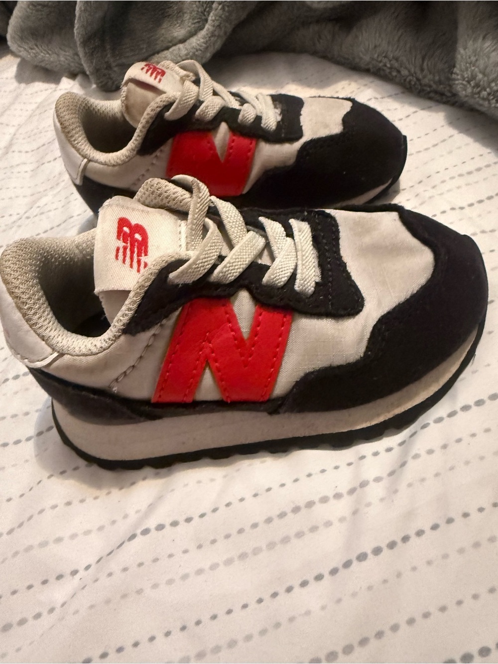 New Balance Kids White, Black & Red Sneakers with Red 'N' Logo size 6 toddler